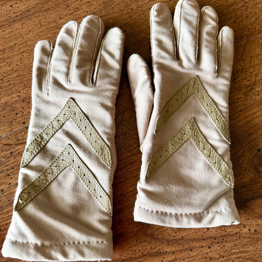 Vintage Isotoner Tan Driving Gloves Stretch Nylon Spandex One Size 9" x 3 ½"